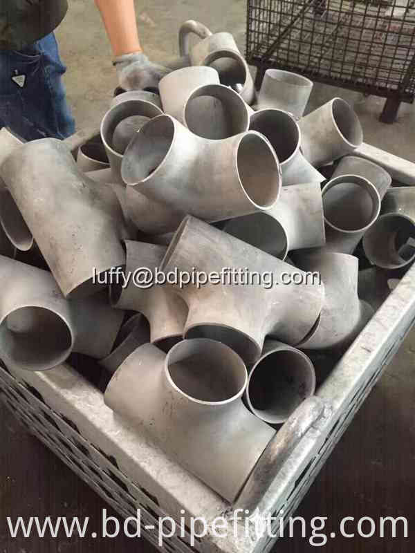 Alloy pipe fitting (35)